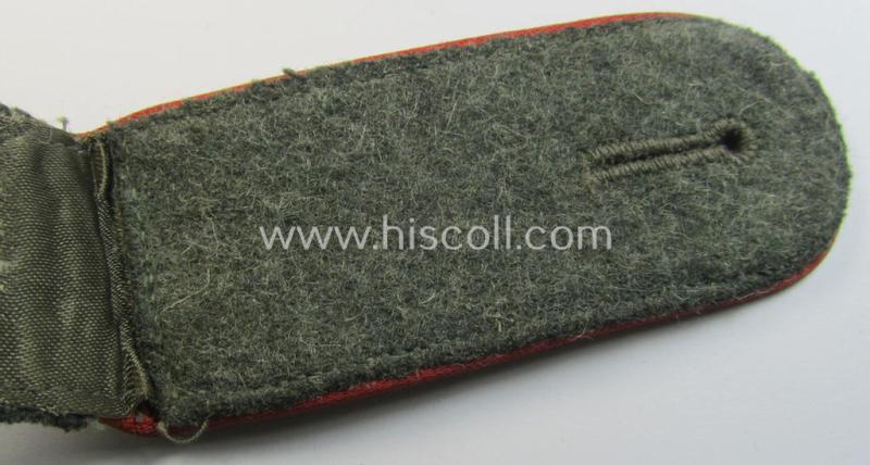 Attractive - albeit clearly used and regrettably single! - WH (Heeres) 'M43'-pattern, EM-shoulderstrap as was intended for usage by a: 'Soldat eines (Sturm-)Artillerie-Abteilungs o. Regiments'