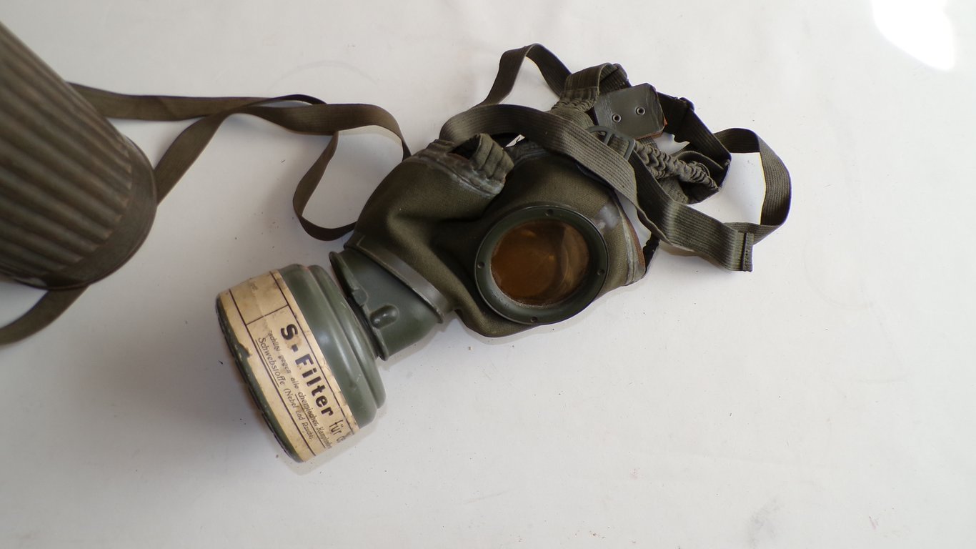 Complete M30 Gas Mask Set Luftschutz 1939