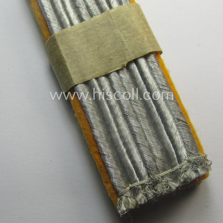 'Virtually mint' pair of WH (Luftwaffe) officers'-type shoulderboards as was intended for usage by a: 'Leutnant eines Flieger- o. Fallschirmjäger-Rgts.'