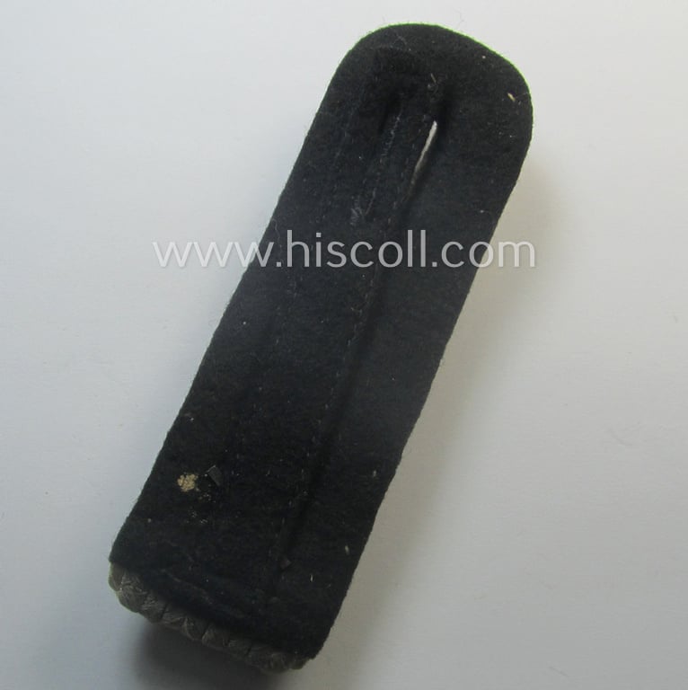 Superb - albeit regrettably single! - Waffen-SS, officers'-pattern shoulderboard as piped in the white-coloured branchcolour as was intended for usage by an: 'SS-Hauptsturmführer' who served within the: 'Waffen-SS Infanterie-Trpn.'