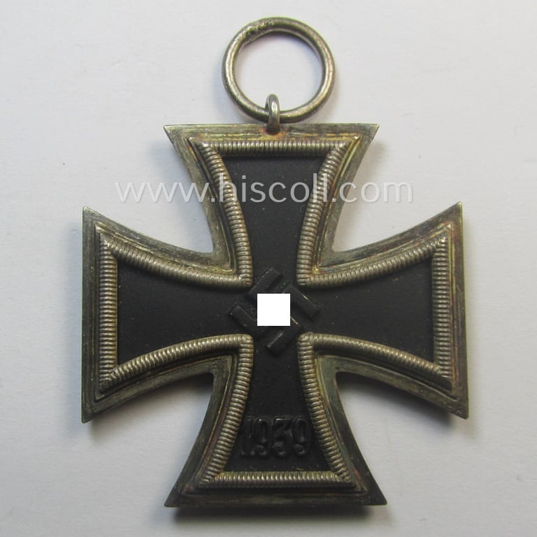 Attractive, 'Eisernes Kreuz II. Klasse' being a neatly maker- (ie. '6.'-) marked example that comes together with its period- and/or once-mounted ribbon (ie. 'Bandabschnitt') as was produced by the maker (ie. 'Hersteller'): 'Fritz Zimmermann'