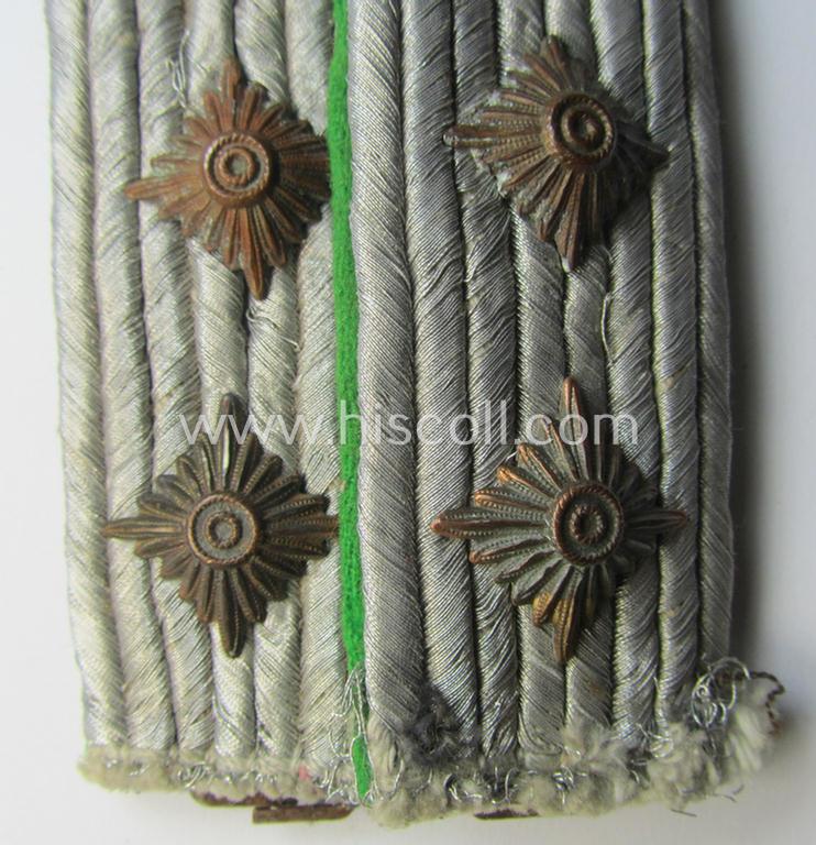 Neat - fully matching albeit regrettably moth-damaged - pair of WH (Heeres) officers'-type shoulderboards as piped in the bright-green- (ie. 'hellgrüner'-) coloured branchcolour as was intended for a: 'Hauptmann der Panzer-Grenadier-Truppen'