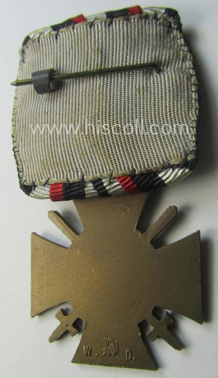 Golden-bronze-toned so-called: 'Einzelspange' showing a: 'Frontkämpferkreuz 1914-18 mit Schwertern' (ie.: 'Kriegsteilnehmerkreuz 1914-18 mit Schw.') being a detailed- and/or zinc- ie. 'Feinzink'-based, specimen