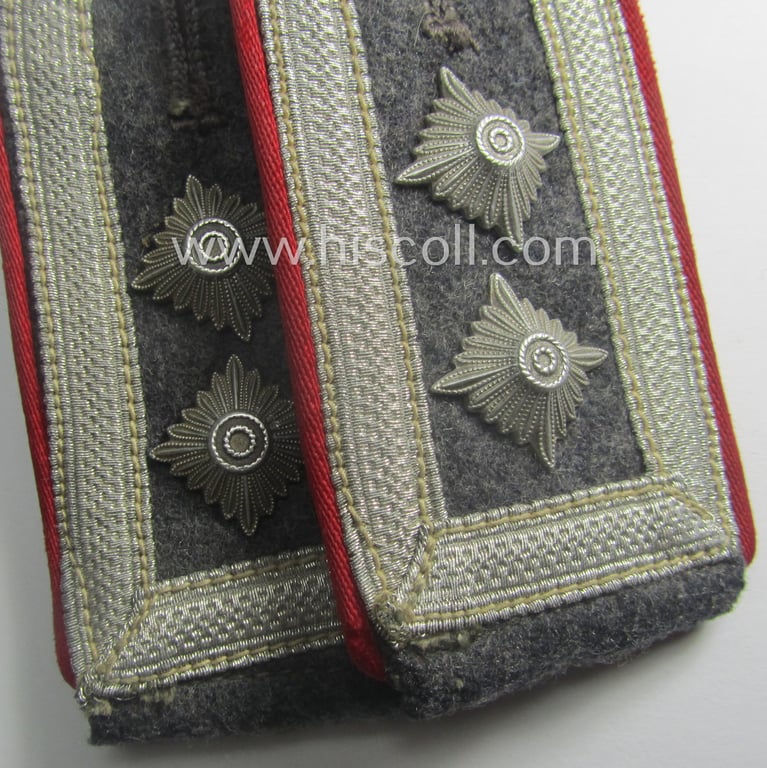 Neat - and/or fully matching! - pair of WH (Luftwaffe) NCO-type shoulderstraps as piped in the bright-red branchcolour as was intended for an: 'Oberfeldwebel o. Oberwachtmeister der Flak-Art.-Trpn.'