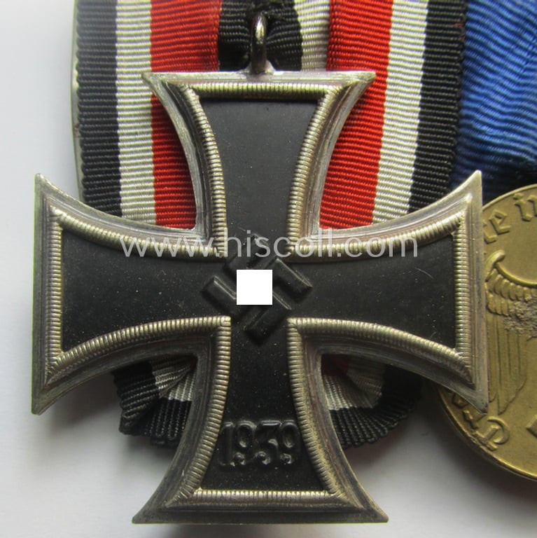 Superb, 3-pieced medal-bar (ie. 'Ordenspange') resp. showing an: 'EK II.Kl.' (in the scarcely seen 'Schinkel'-pattern!) and two WH (Heeres or KM) so-called: 'DA für 4 u. 12 Jahre treue Dienste'