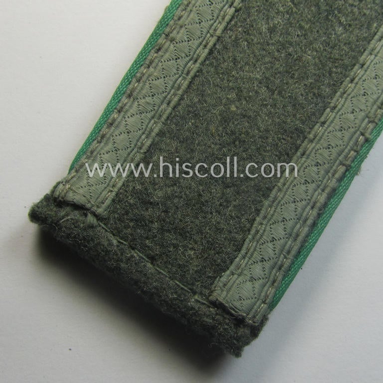 Single - but nevertheless scarcely seen! - WH (Heeres) NCO-type shoulderstrap as was piped in the darker-green branchcolour as was intended for an: 'Unteroffizier' who served within a: 'Jäger- o. Gebirgsjäger-Rgts.'