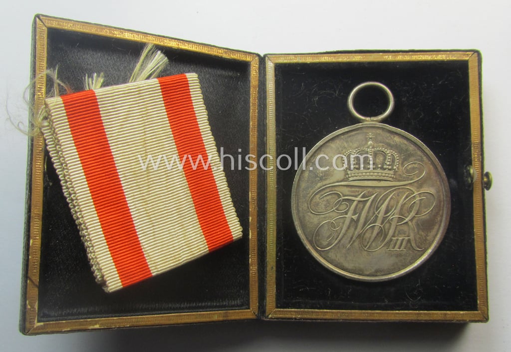 Preussen, 'Allgemeines Ehrenzeichen in Silber, 1912 - 1918' that comes stored in its period, black-coloured- and/or non-maker-marked etui and that retains its (scarce!) 'Überkarton' entitled: 'Allgemeines Ehrenzeichen'
