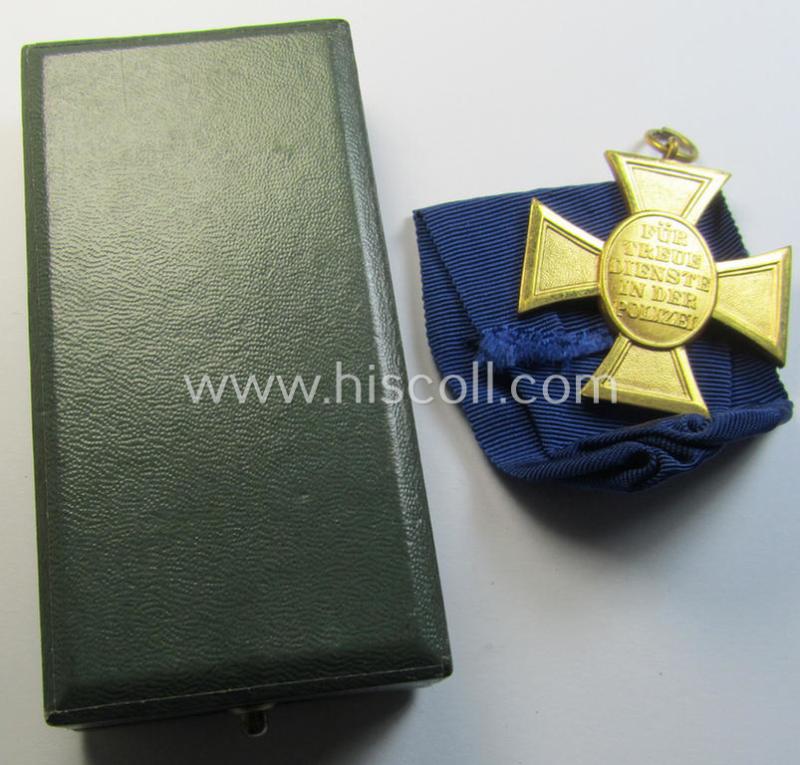 Attractive, golden-class 'Pol.-Dienstauszeichnung 1. Stufe' (or: police loyal-service medal first-class) that comes stored in its period, green-coloured (and luxuriously styled!) etui and that comes with its accompanying ribbon (ie. 'Bandabschnitt...