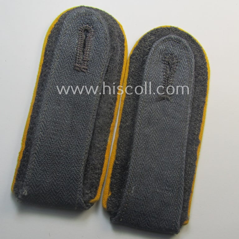 Pair of WH (Luftwaffe) shoulderstraps as was executed in typical 'HBT'-type cloth and piped in the bright-yellow-coloured branchcolour as was intended for a: 'Soldat der Flieger- o. Fallschirmjäger-Trpn.'