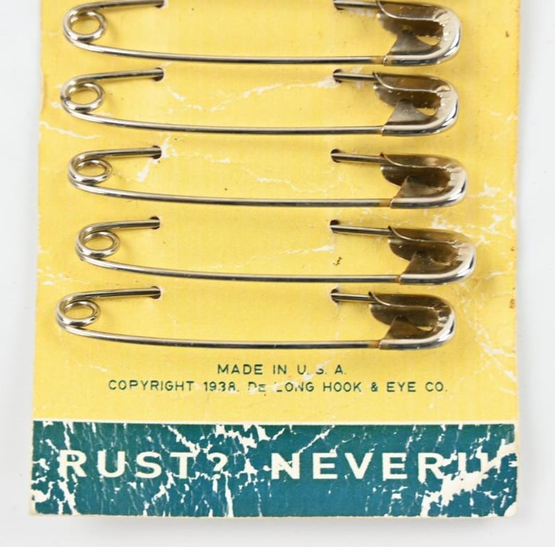 US WW2 Green Oak Safety Pins