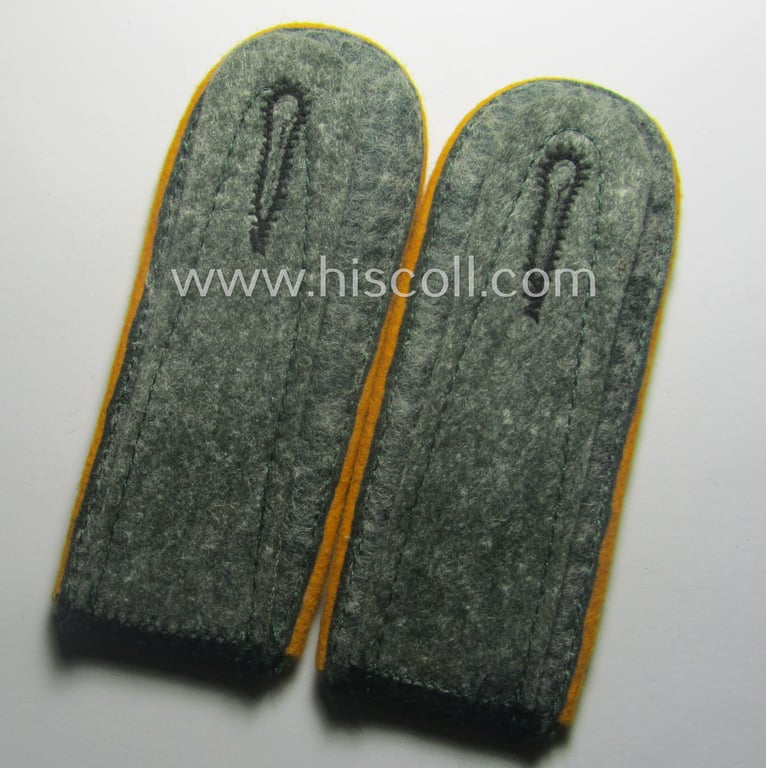 Pair of WH (Heeres) early-war-period- (ie. 'M40'-pattern), EM-type shoulderstraps as was intended for a: 'Soldat eines Kavallerie- o. Reiter-Rgts.'
