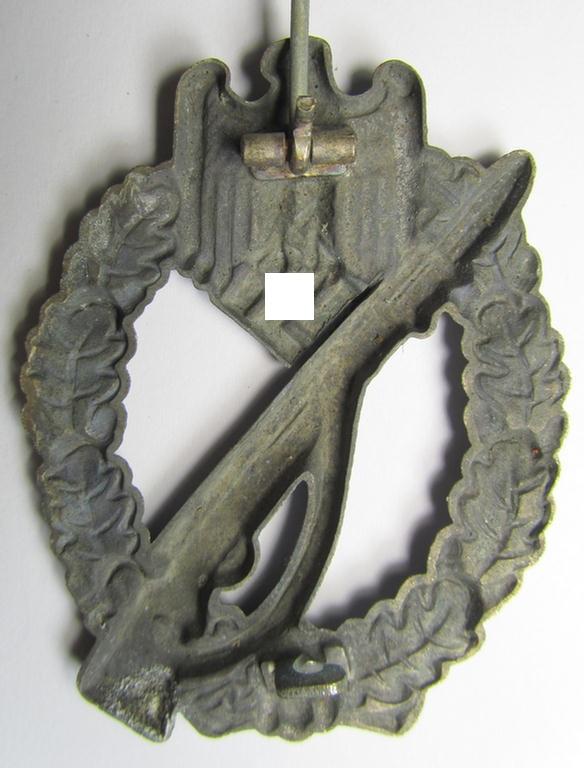 'Hollow-back'-pattern, 'Infanterie-Sturmabzeichen in Silber', being a non-maker-marked example by the: 'Schauerte u. Höhfeld'-company as was executed in greyish-silver-coloured, zinc-based metal (ie.: 'Feinzink')