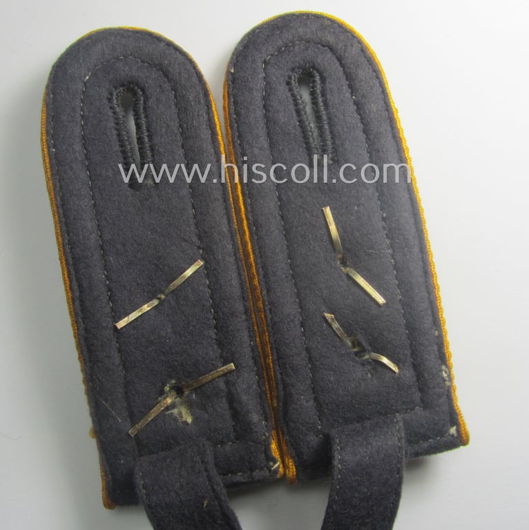 Neat - and/or fully matching! - pair of WH (Luftwaffe) 'privately-purchased' NCO-type shoulderstraps as piped in the golden-yellow branchcolour as was intended for an: 'Oberfeldwebel der Flieger- o. Fallschirmjäger-Trpn.'