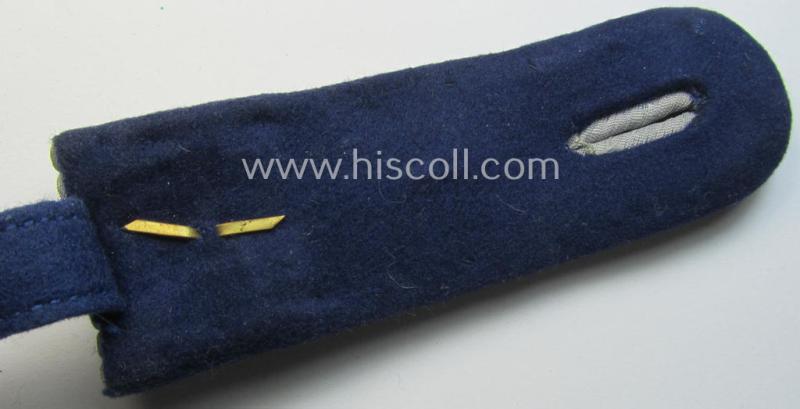 Attractive - albeit regrettably single - neatly 'cyphered' WH (Heeres) officers'-type shoulderboard as piped in the darker-blue-coloured branchcolour as was intended for an: 'Oberleutnant u. Arzt eines Sanitäts-Abteilungs'