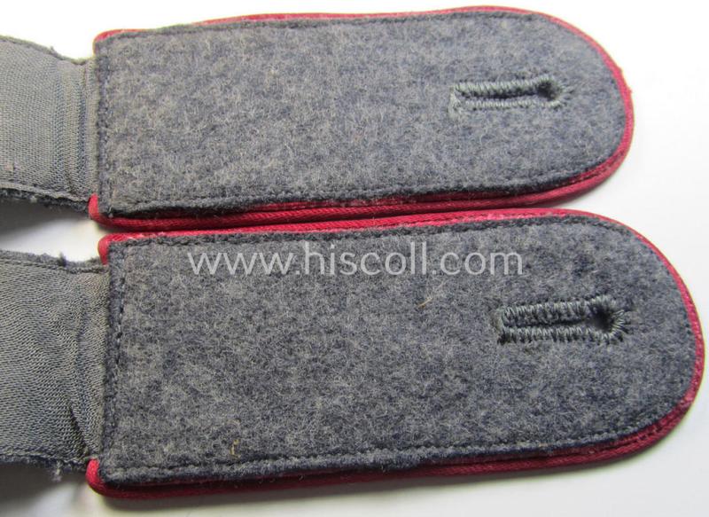 Superb - and fully matching! - pair of WH (Luftwaffe) mid- ie. (later-) war-period, EM-type shoulderstraps as piped in the 'Karmesin'-red-coloured branchcolour as was intended for a: 'Soldat der Veterinär-Truppen o. Generalsstab'