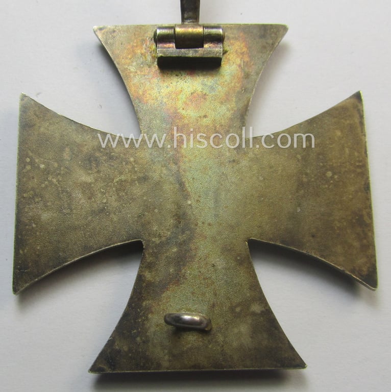 'Eisernes Kreuz 1. Klasse' (or: Iron Cross 1st class) being a typical non-maker-marked (and magnetic!) example that was (I deem) produced by the desirable 'Hersteller' named: 'Steinhauer & Lück'