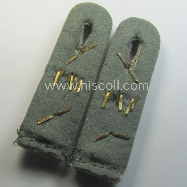 Pair of WH (Heeres) neatly 'cyphered', officers'-type shoulderboards as (dual)piped in the white-coloured branchcolour: 'Hauptmann der Res. des Infanterie-Rgts. 118'