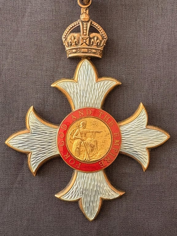 HARD TO FIND WW1 1917 BRITISH CASED 1ST TYPE MILITARY CBE MEDAL.