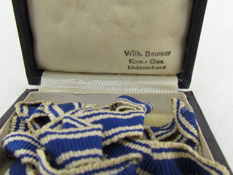 German Mothers Cross in Gold in Case "Wilhelm Deumer"