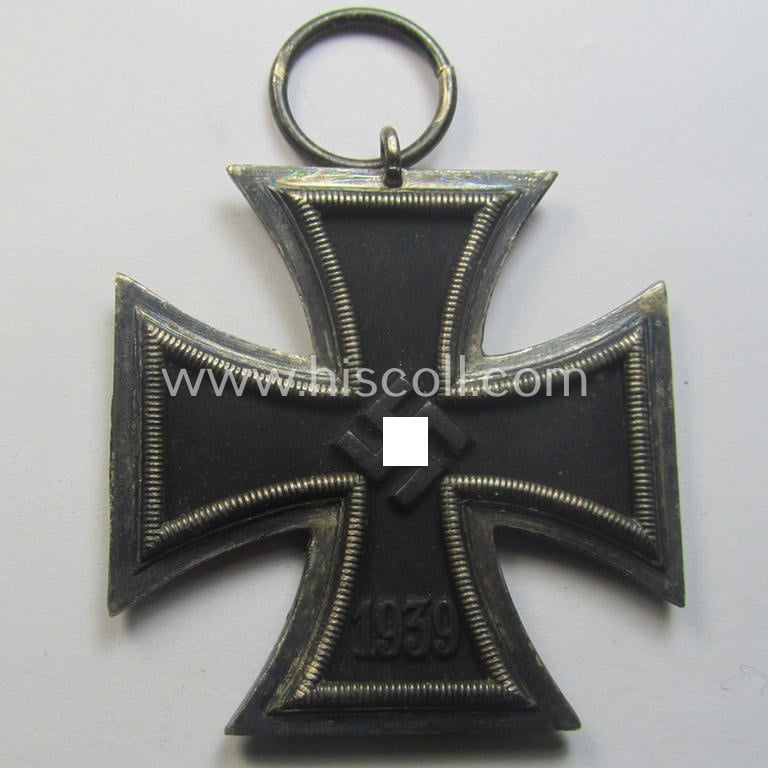 'EKII. Klasse' being a maker- (ie. '25'-) marked example that comes together with its 'Feld- o. Bandspange' and confectioned ribbon (ie. 'Bandabschnitt') by the maker (ie. 'Hersteller'): 'AG der Graveur-, Gold- und Silberschmiede-Innungen'