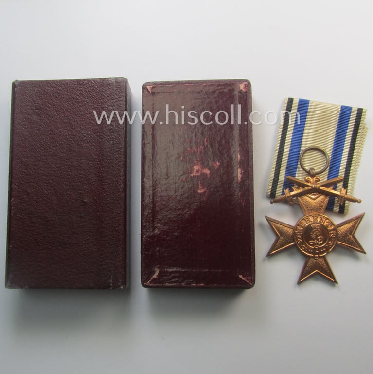 Complete, (pre)WWI-period: 'Bayern Militär-Verdienstkreuz 3. Klasse mit der Krone' being a nicely preserved example that came stored in its luxuriously styled, bordeaux-red-coloured etui (marked: 'Deschler & Sohn - München')