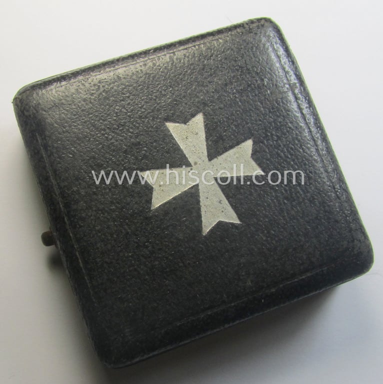 'Kriegsverdienstkreuz 1. Kl. ohne Schwn.' being a clearly maker- (ie. '4'-) marked and/or: 'Buntmetall'-based specimen by: 'Steinhauer & Lück' in its (luxurious) etui as issued