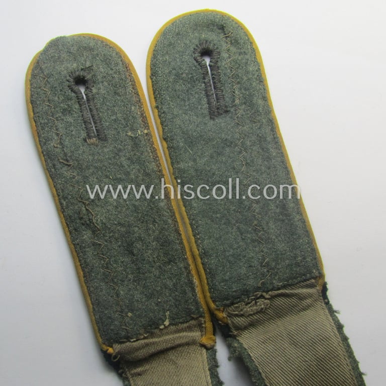 Pair of WH (Heeres) EM-type shoulderstraps: 'Soldat einer Kavallerie- o. Aufklärungs-Abtlgs.'