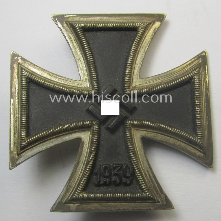 Superb, 'Eisernes Kreuz 1. Kl.' (or: Iron Cross 1st class) being a (typical) maker- (ie. 'L/57'-) marked example as was produced by the maker (ie. 'Hersteller'): 'Boerger & Co.' and that comes in its period etui as issued