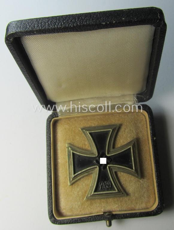 Attractive, 'Eisernes Kreuz 1. Kl.' (or: Iron Cross 1st class) being (I deem) a typical, non-maker-marked example by the maker (ie. 'Hersteller'): 'Rudolf Souval' and that comes in its original, 'generic-styled' etui as issued and found