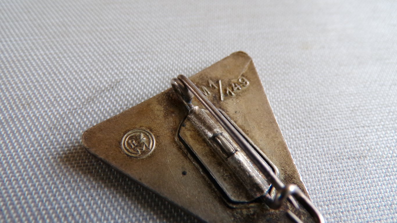 Deutsches Frauenwerk  Badge – RZM M1/149