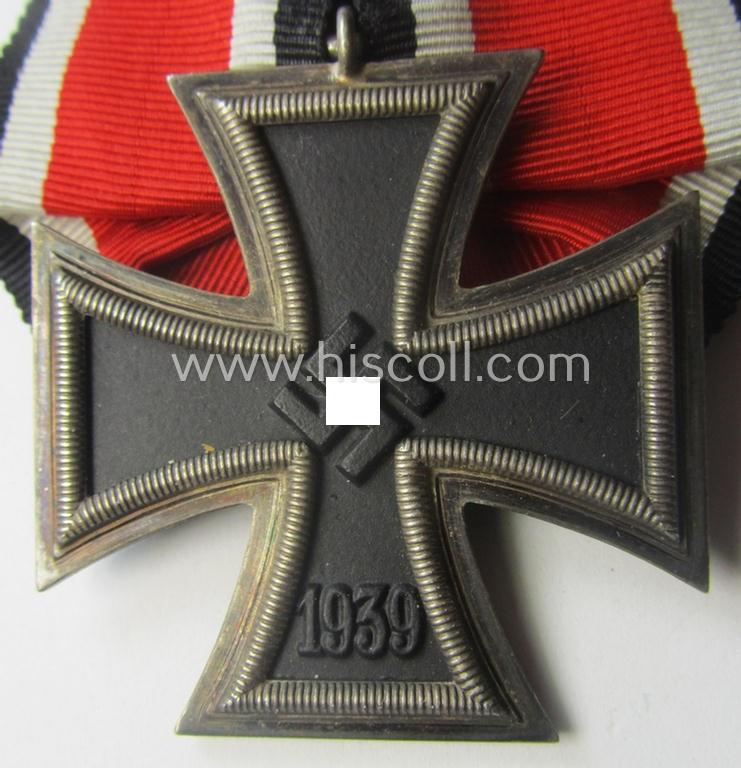 'Einzelspange' (ie. single-pieced medal-bar) showing an Iron Cross 2nd class (or: 'Eisernes Kreuz 2. Klasse') by a (by me) unidentified maker