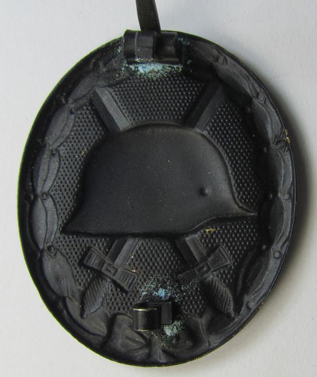 Neat - albeit non-maker-marked - example of a: '1957'-pattern, black-class wound-badge (or: 'Verwundeten-Abzeichen in Schwarz') that comes in an overall very nice- (ie. hardly or even never used-), condition