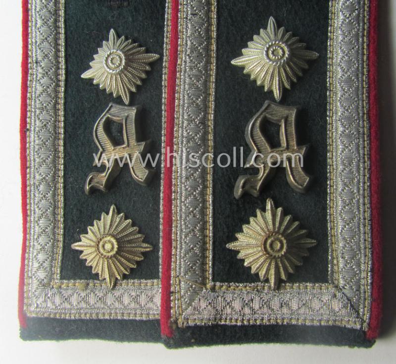 Pair of WH (Heeres), 'cyphered', so-called: 'M36 o. M40'-NCO-type shoulderstraps as was intended for usage by an: 'Oberfeldwebel einer Veterinär-Abteilung und Mitglied einer Ärtzlichen Akademie des Heeres'