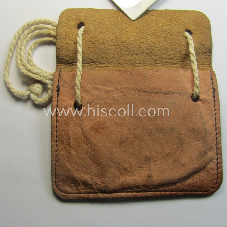 Natural-coloured- and/or genuine leather-based etui (ie. 'Tragetasche') as was intended to store an ID-disc (ie. 'Tragetasche für Erkennungsmarke') and that comes in a just minimally used- ie. worn, condition