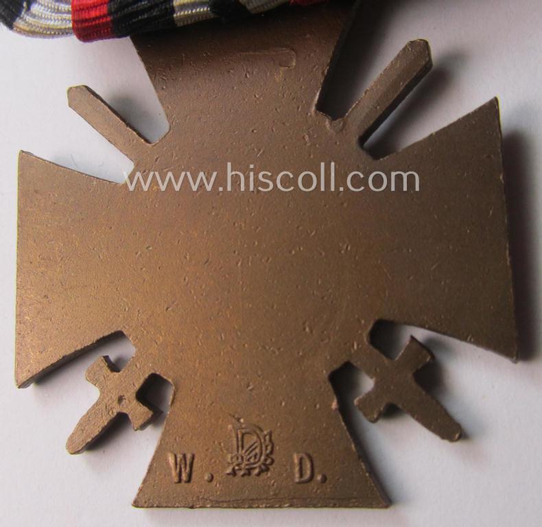 Golden-bronze-toned so-called: 'Einzelspange' showing a: 'Frontkämpferkreuz 1914-18 mit Schwertern' (ie.: 'Kriegsteilnehmerkreuz 1914-18 mit Schw.') being a detailed- and/or zinc- ie. 'Feinzink'-based, specimen