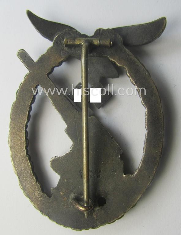 WH (Luftwaffe) 'Flakkampfabzeichen' being a detailed 'Buntmetall'-based and (unusually seen!) non-maker-marked example as was produced by the: 'C.E. Juncker'-company and that comes as moderately worn