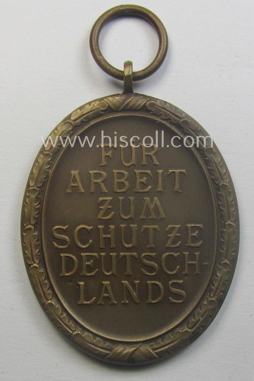 Medal-set: 'Deutsches Schutzwall Ehrenzeichen' (aka: 'Westwall'-medal) being a non-maker-marked- and/or: typical 'Buntmetall'-based specimen that comes packed in its original pouch of issue by the: 'Carl Poellath'-company