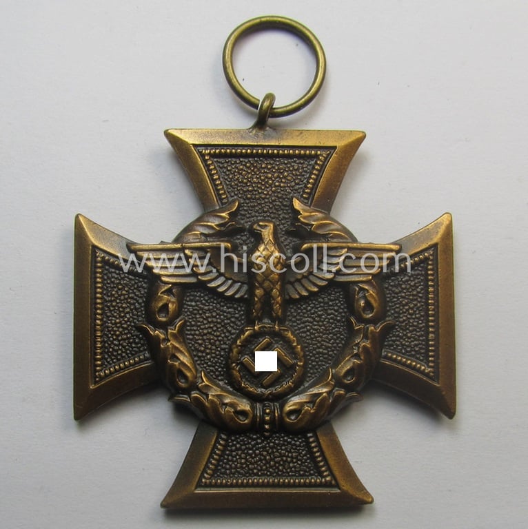 'Zollgrenzschütz-Ehrenzeichen' (or: customs loyal-service medal) that comes together with its full-length ribbon (ie. 'Bandabschnitt')