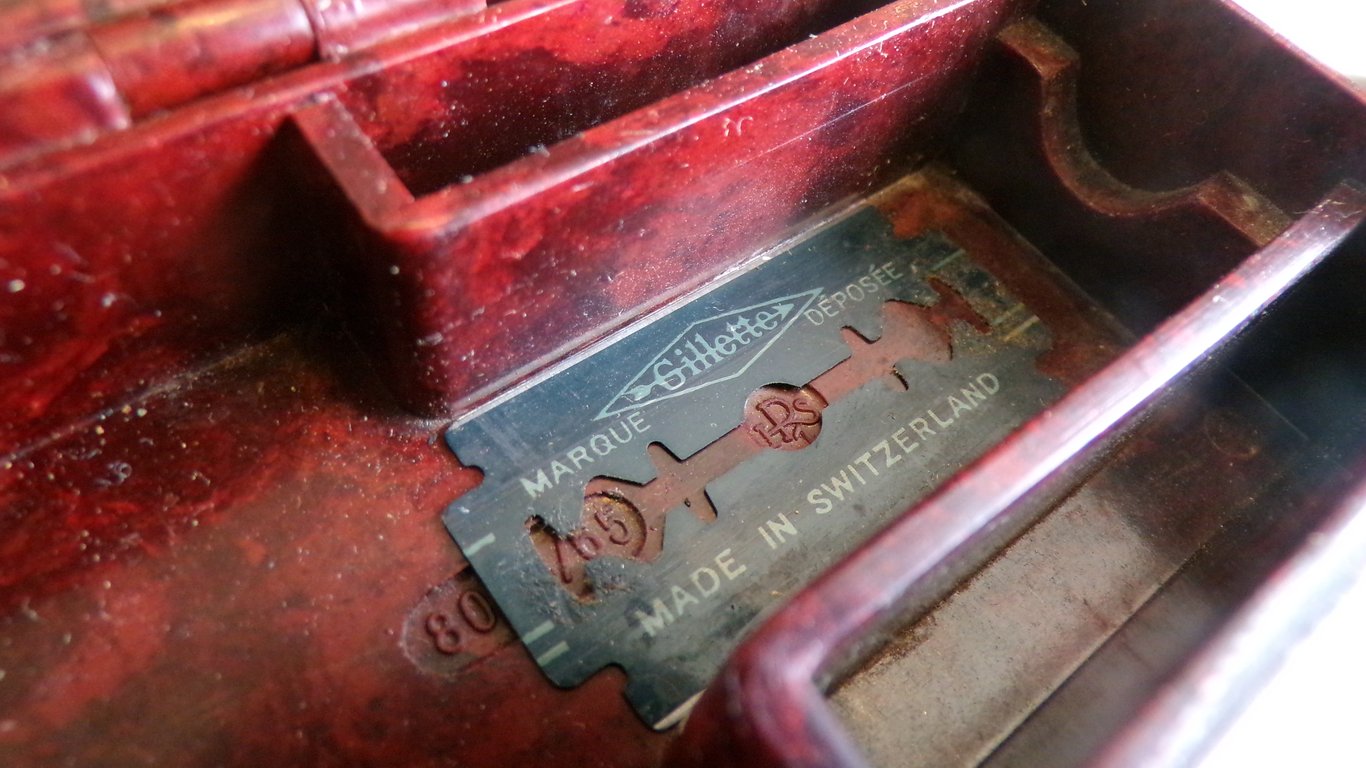 Bakelite Rotbart Box & National Shaving Set