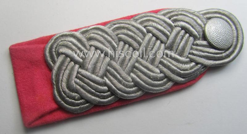 Regrettably single - but nevertheless scarcely encountered! - WH (Luftwaffe) collar-tab and dito shoulderboard as was intended for usage by a: 'Flieger-Stabsingenieur' (being a rank similar to: 'Major')