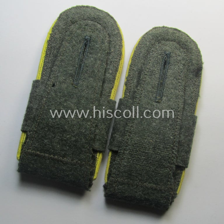 Pair of WH (Heeres) so-called: 'M40- o. M43'-styled NCO-type shoulderstraps having a pair of 'A'-'Überschuben' period-attached as intended for an: 'Uffz. eines Nachr.-Rgts. o. Abts.'