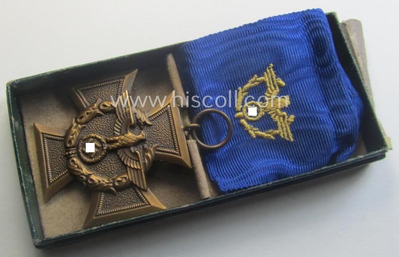 'Zollgrenzschütz-Ehrenzeichen' (or: customs loyal-service medal) that comes together with its full-length ribbon (ie. 'Bandabschnitt') and that comes stored in its (incomplete) etui