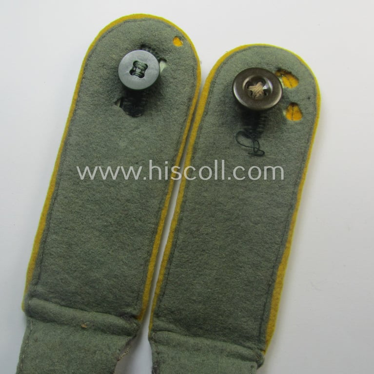 Pair of WH (Heeres) early-war-period- (ie. 'M40'-pattern, 'tailor-made') NCO-type shoulderstraps: 'Uffz. u. Mitglied eines Kav. o. Aufklärungs-Rgts.'