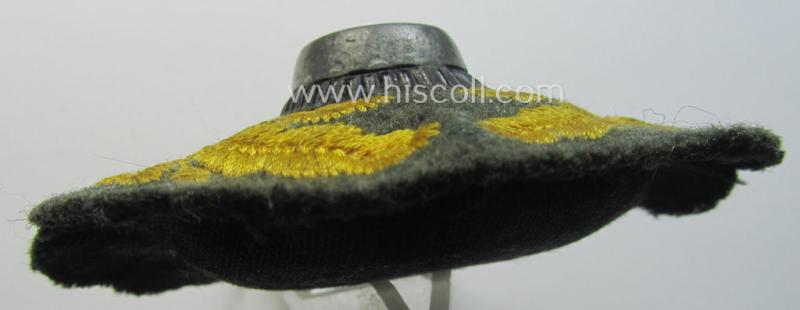 WH (Kriegsmarine o. 'Küsten- o. Marine-Artillerie') EM- (ie. NCO-) pattern, (partly) machine-embroidered cap-cocarde (ie: 'Kokarde für Schirmmütze')