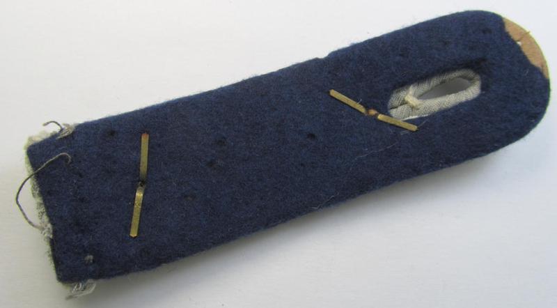Neat - albeit regrettably single - WH (Heeres) neatly 'cyphered', officers'-type shoulderboard as piped in darker-blue-coloured branchcolour as was intended for usage by a: 'Hauptmann u. Arzt' who served within the: 'Sanitäts-Truppen'