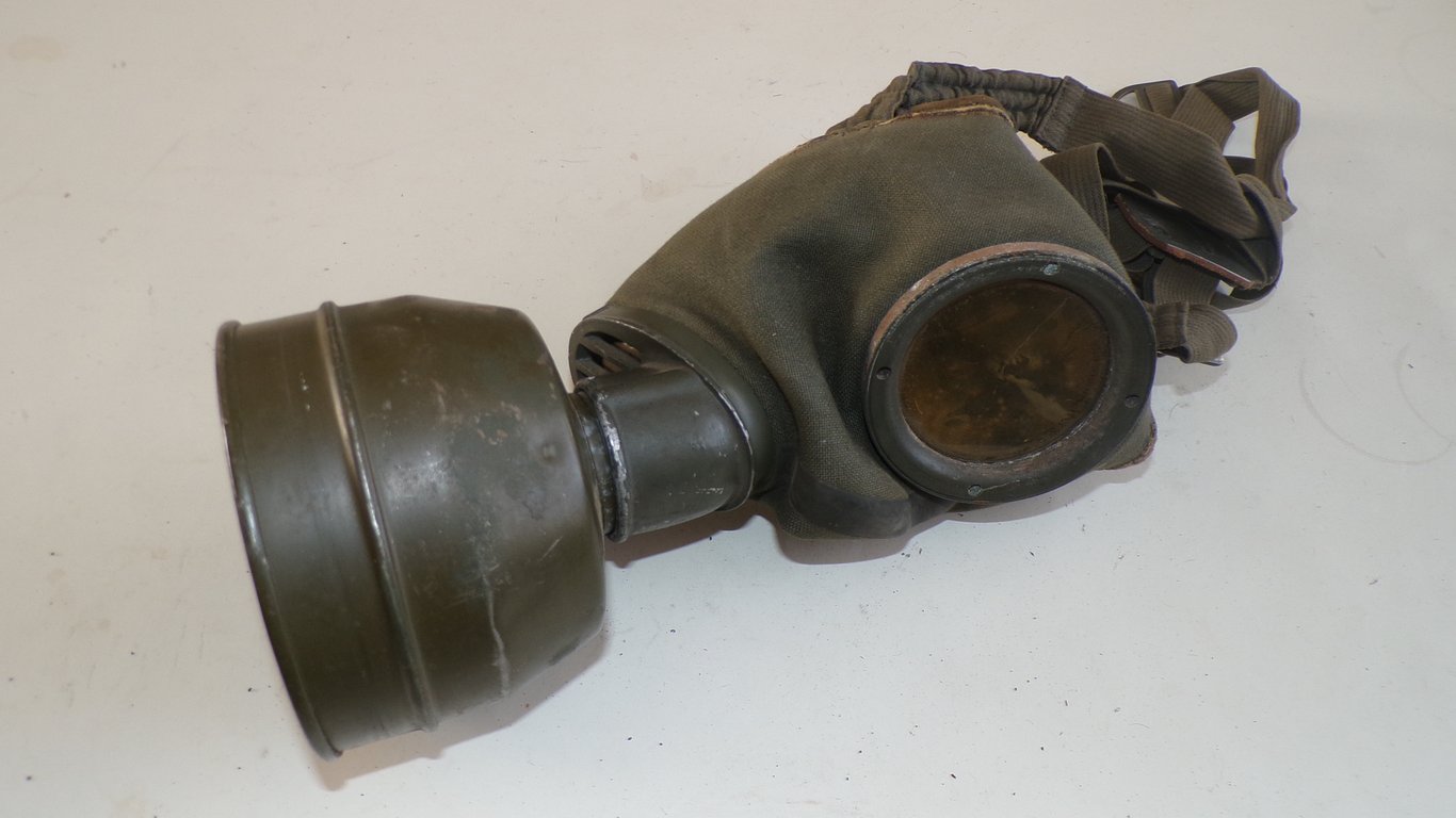 Wehrmacht M30 Gas Mask & Matching 1938 Canister