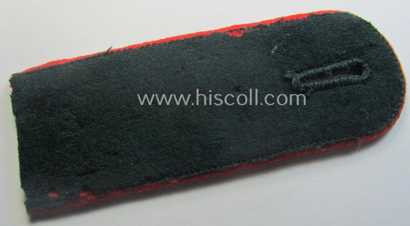 Single - but neverthless scarcely seen! - WH (Heeres) EM-type (ie. 'M36-/M40-pattern, rounded-style) 'cyphered' shoulderstrap as was specifically intended for usage by a: 'Soldat u. Mitglied einer (Artillerie) Waffenschule'