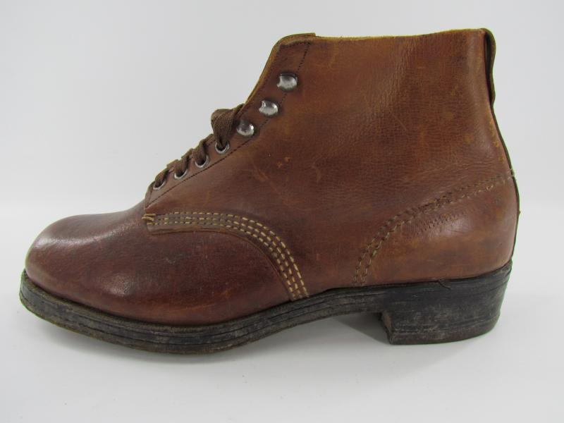 Low Boots ( Schnurschuhe ) with hobnails