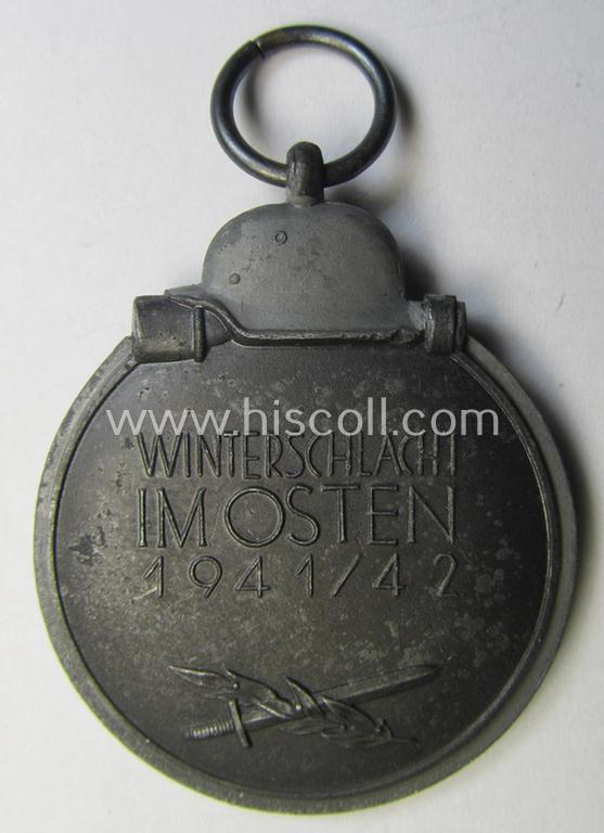 Attractive medal-set: 'Winterschlacht im Osten 1941-42' being a maker- (ie. '6.'-) marked- (and/or 'Feinzink'-based) specimen by the maker: 'Fritz Zimmermann' and that comes together with its (minimally confectioned) ribbon (ie. 'Bandabschni...