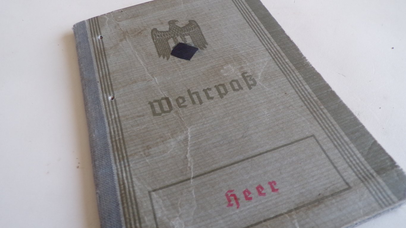 large grouping of a WWI and WWII veteran 1/2